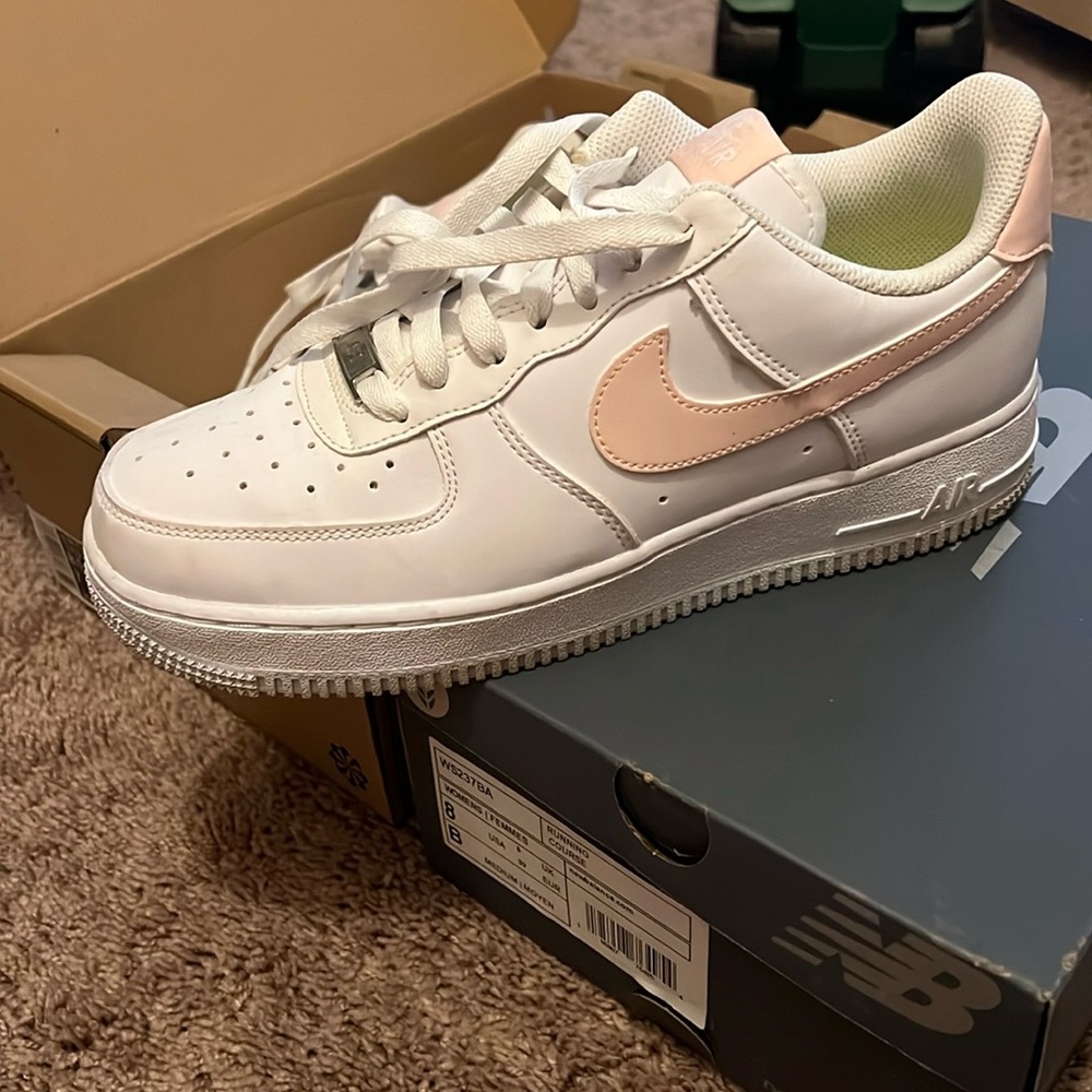 Women’s 8.5 Nike Air Force 1 Low (Pale Coral) Like New condition